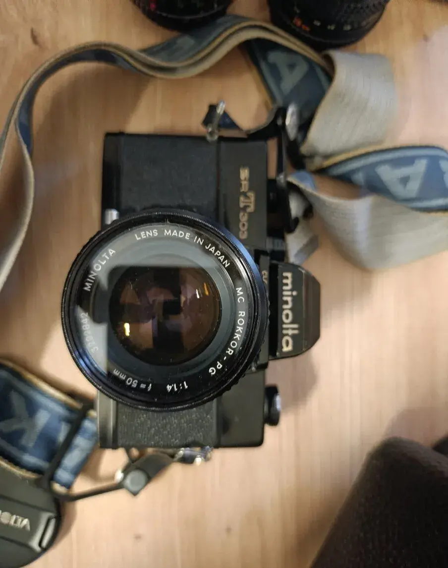 Starý foťák Minolta + objektivy a brašna