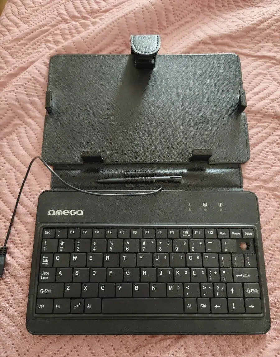 Pouzdro pro tablet s klávesnicí