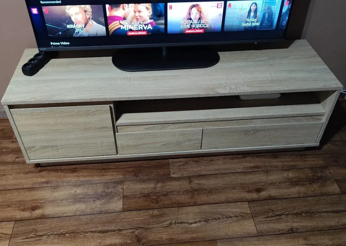 Televizní komoda