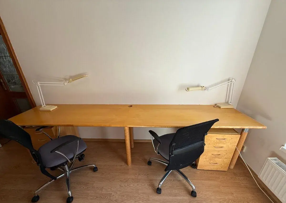 Velký kancelářský stůl (311 cm) + 2 židle, šuplíky a lampy z
