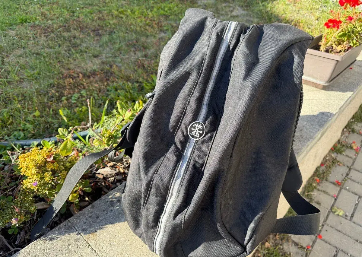 Černý batoh Crumpler Little Stevie