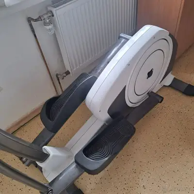 Málo používaná plně funkční eliptický trenažér
