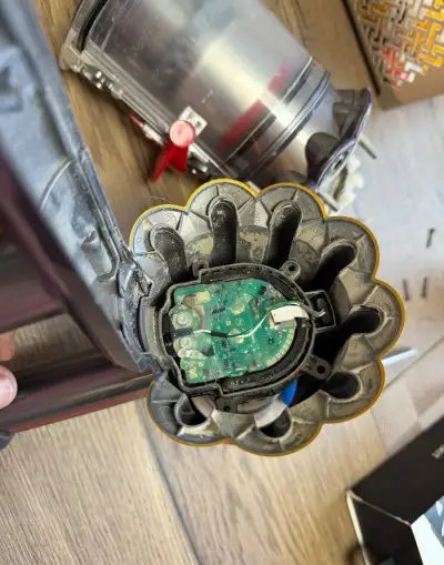 Čištění a Oprava vysavačů Dyson