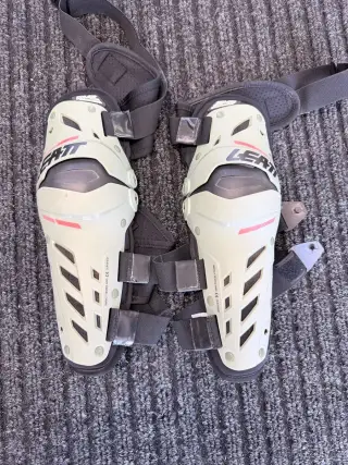 Leatt Dual Axis – Kloubové chrániče kolen a holení L/XL