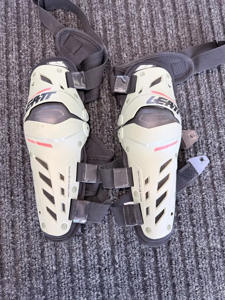 Leatt Dual Axis – Kloubové chrániče kolen a holení L/XL