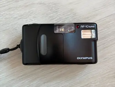 Kinofilmový fotoaparát Olympus AF-10 Super