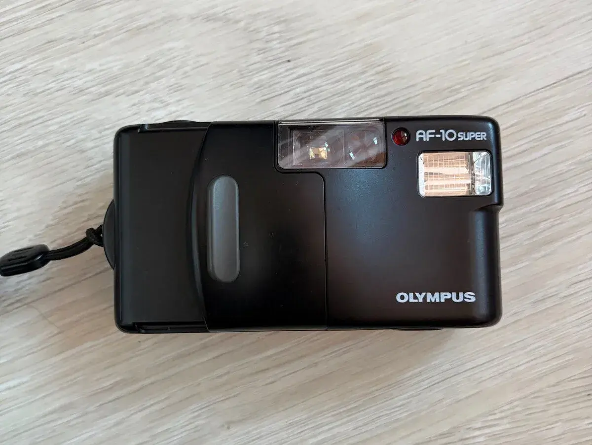 Kinofilmový fotoaparát Olympus AF-10 Super