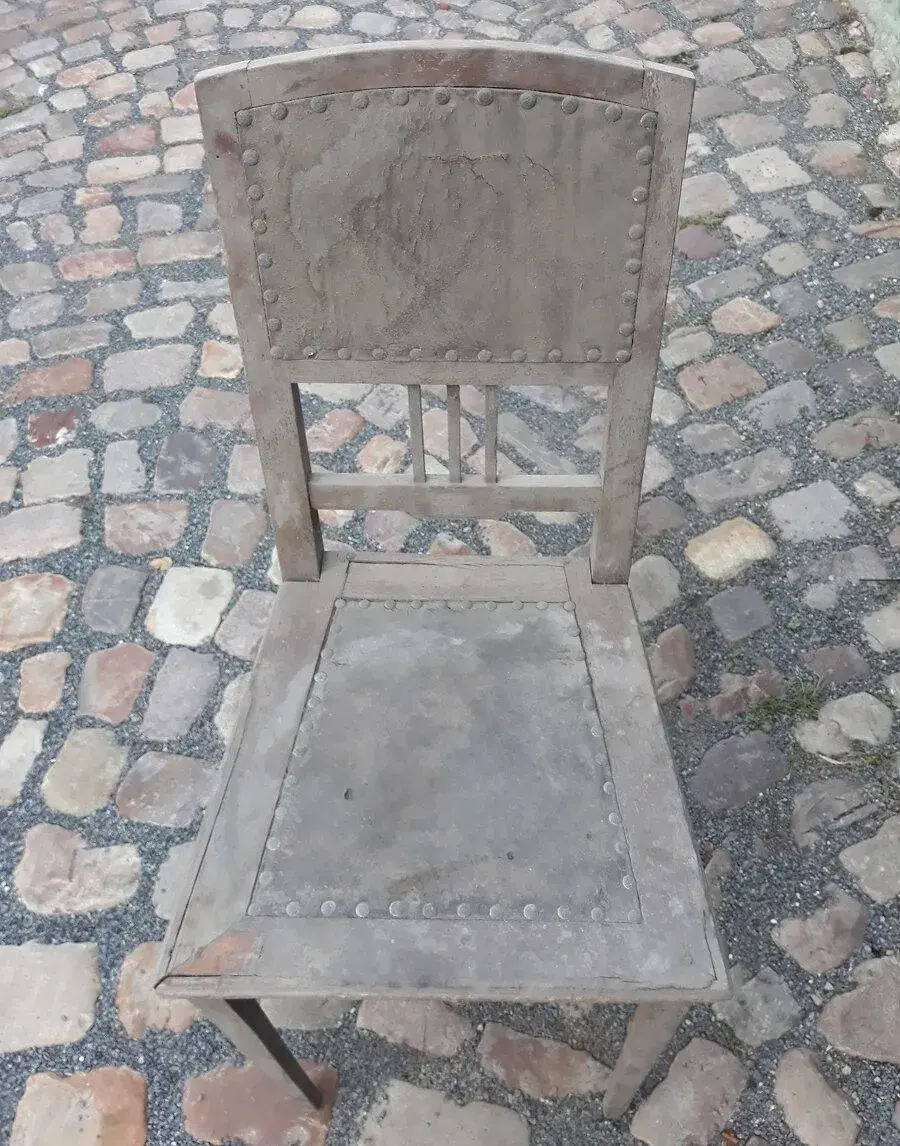 Starožitná židle s koženým sedákem.