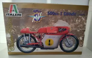 MV Augusta 1:9 Italleri tři válec.