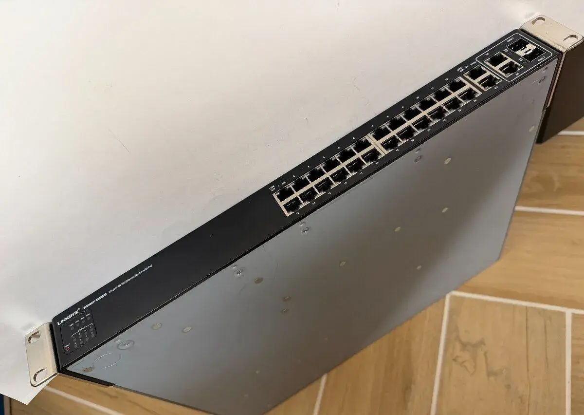 Linksys Cisco SFE2000P 24port PoE switch