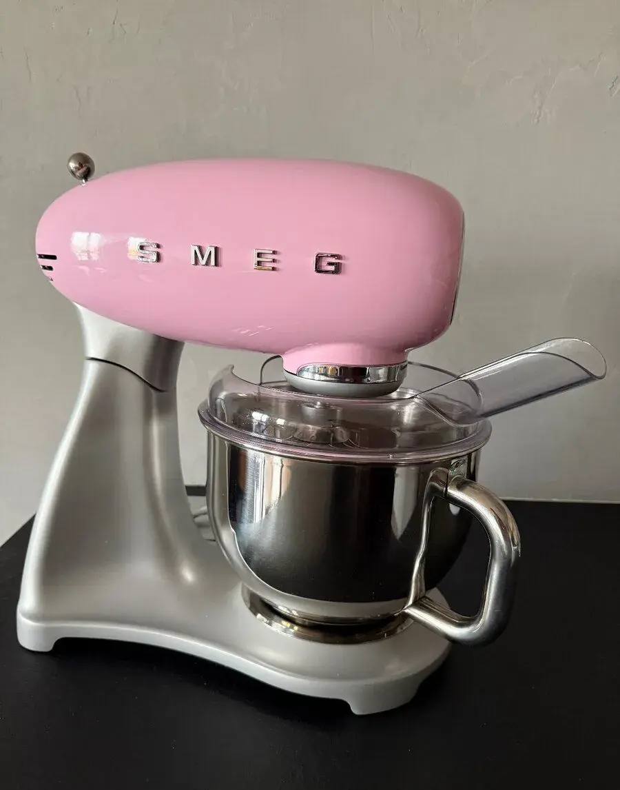 Růžový kuchyňský robot Smeg – vyzkoušeno/nové