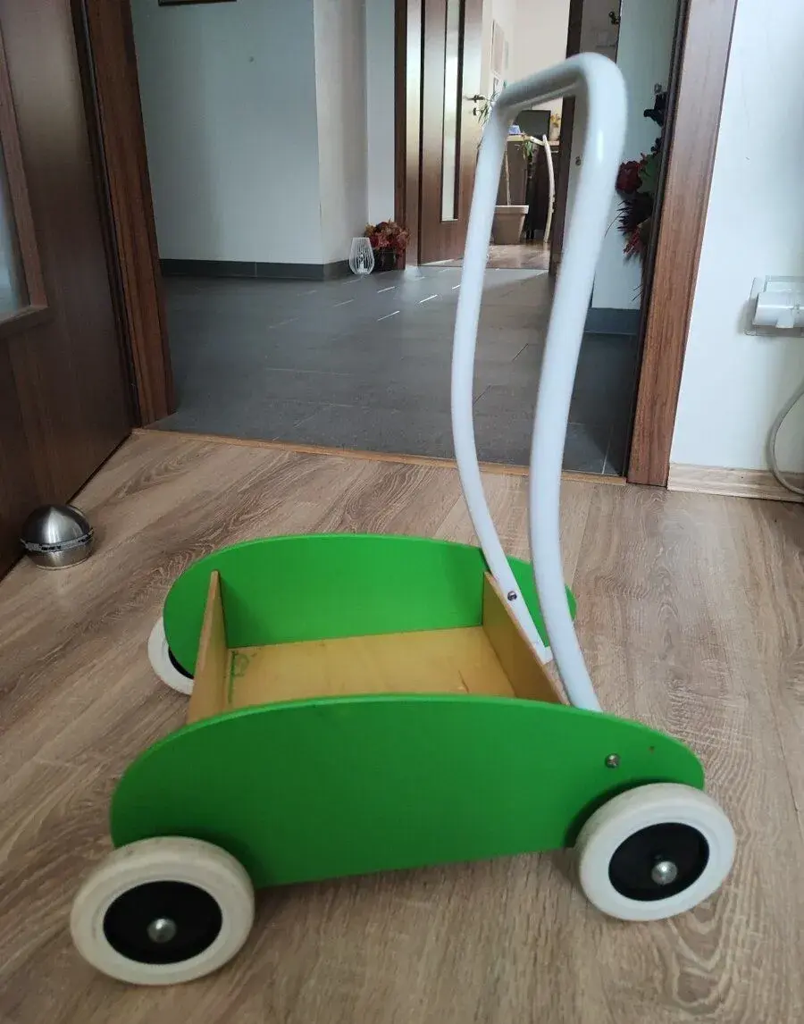 Dřevěný vozíček s madlem