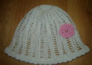 Háčkovaná čepička bílá s růžovou kytičkou obvod 52 cm