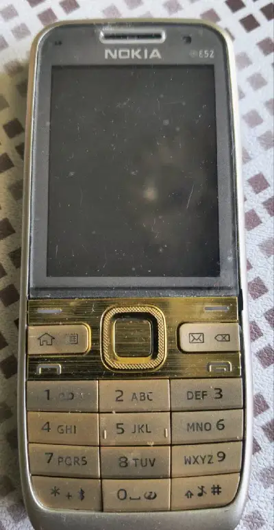 Nokia E52