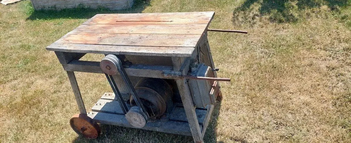 Stolní cirkulárka s historickým motorem Radiomotor 3 kW