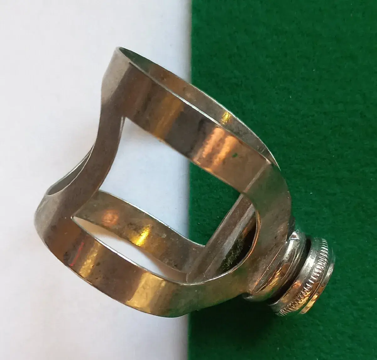 Vintage ligatura na tenor sax hubici.