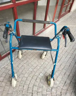 seniorské chodítko, skládací