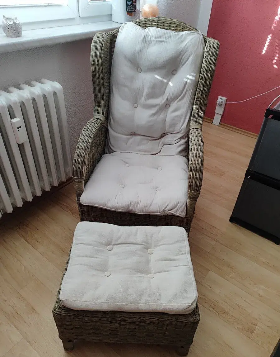 Proutěné křeslo (ušák) s podnožkou a polstrama