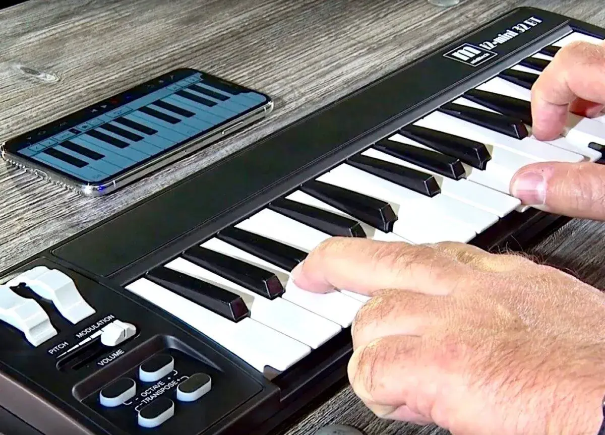 Miditech i2-mini 32 bluetooth – bezdrátové MIDI klávesy
