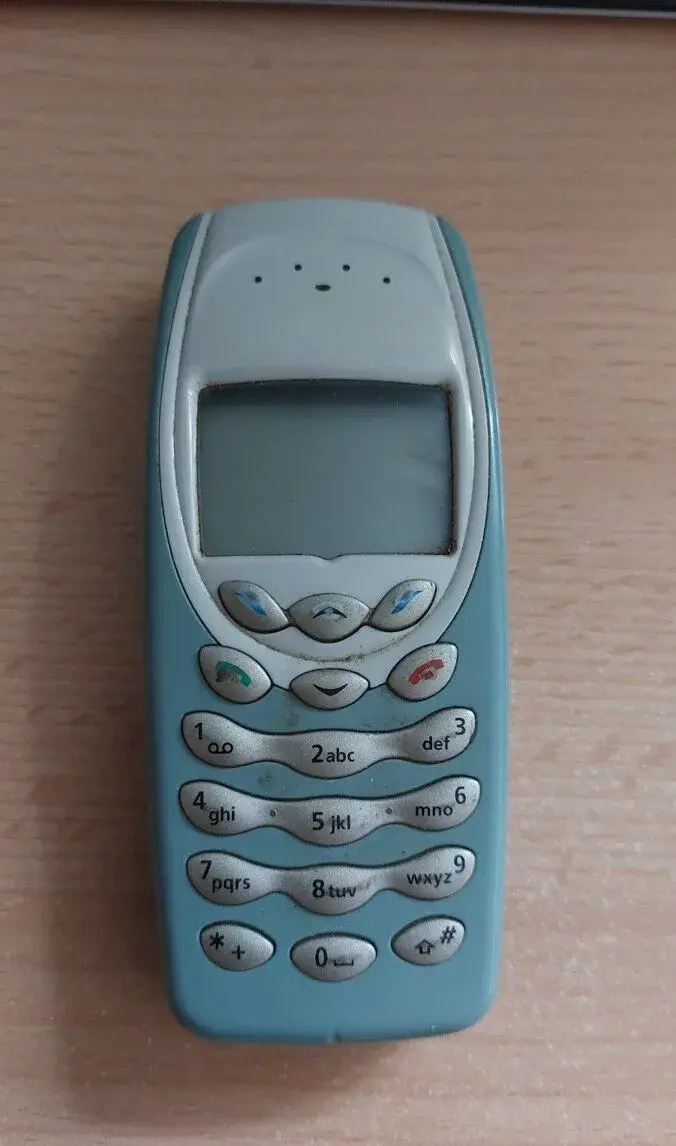 Retro mobilní telefon - Nokia 3410.