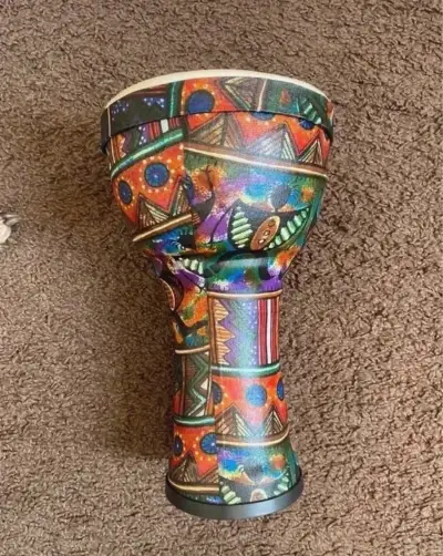 Djembe bubínek – africký bubeník