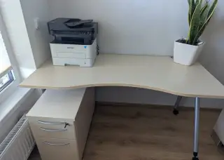 Značkový pracovní stůl s kontejnerem