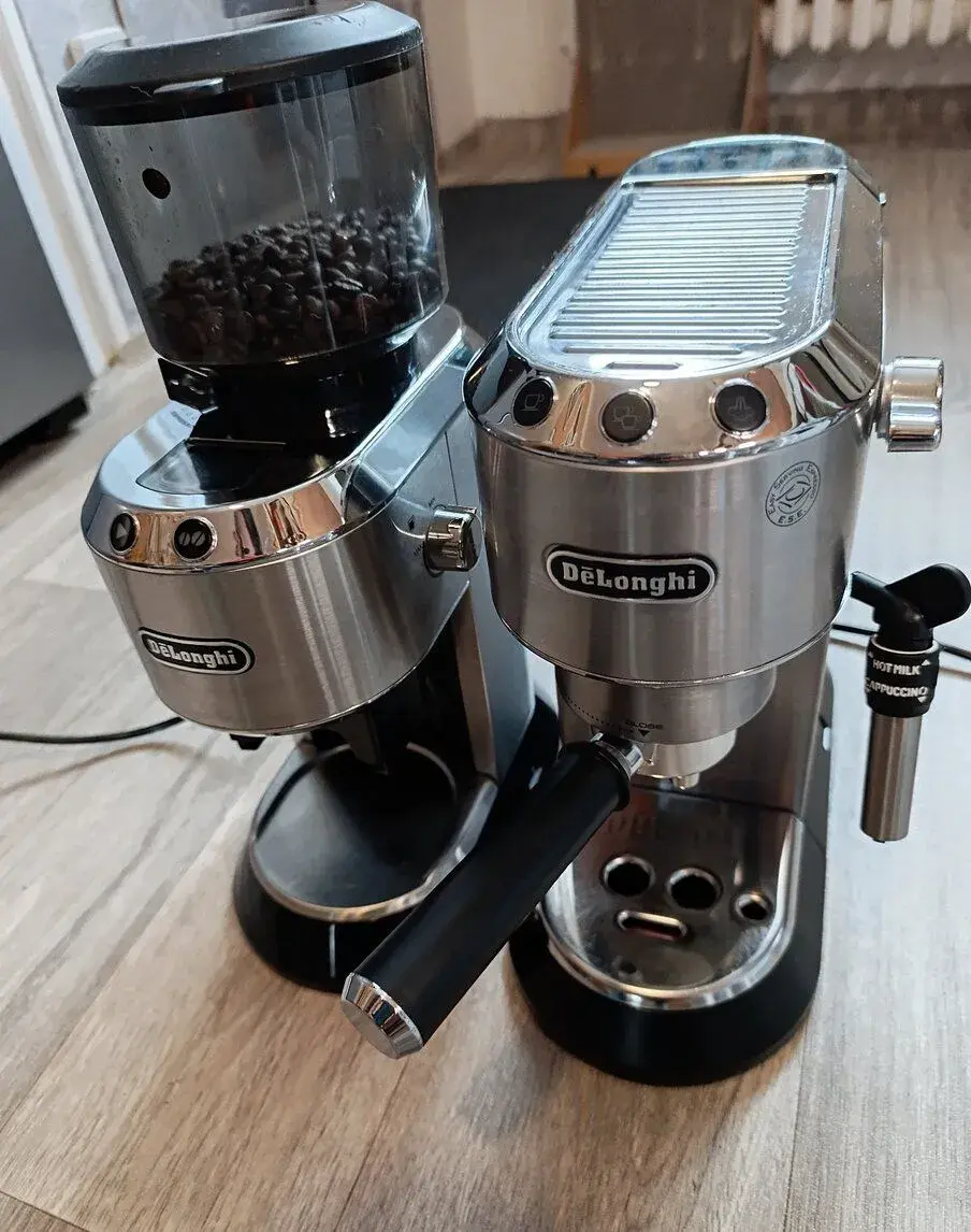 Kávovar+ mlýnek na kávu značky DeLonghi DEDICA