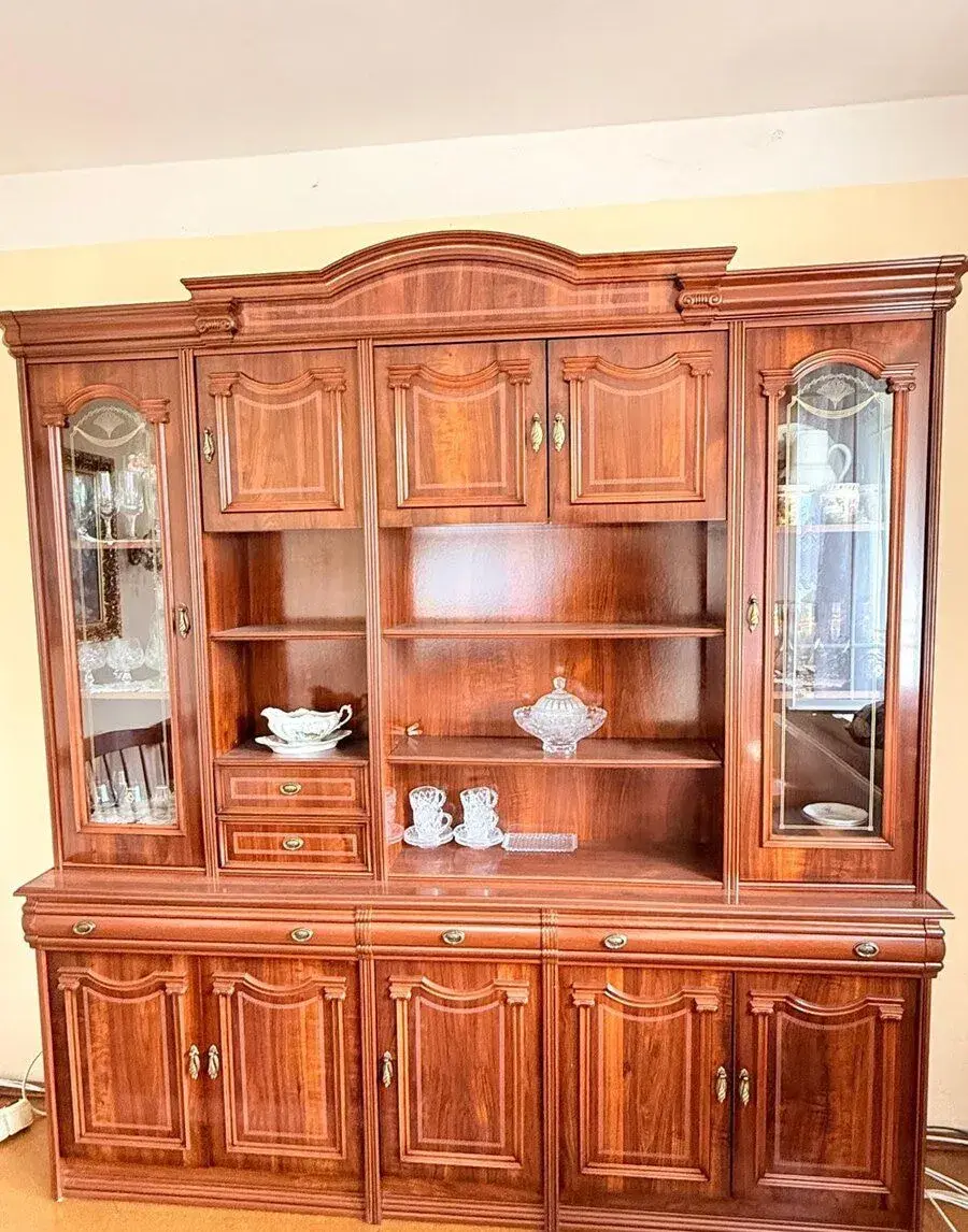 Elegantní stěna s prosklenými skříňkami