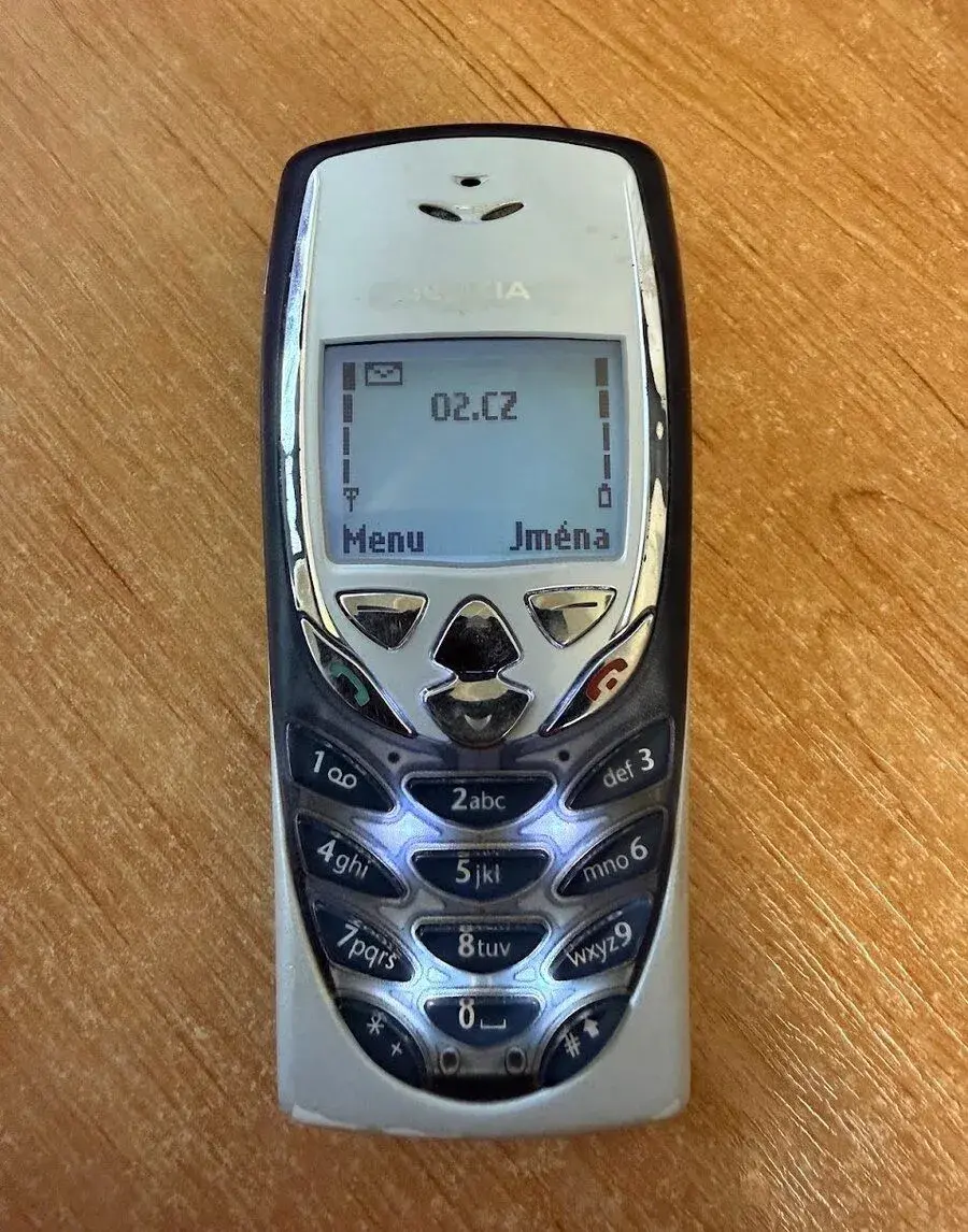 NOKIA 8310 v dobrém stavu se zcela novou baterií