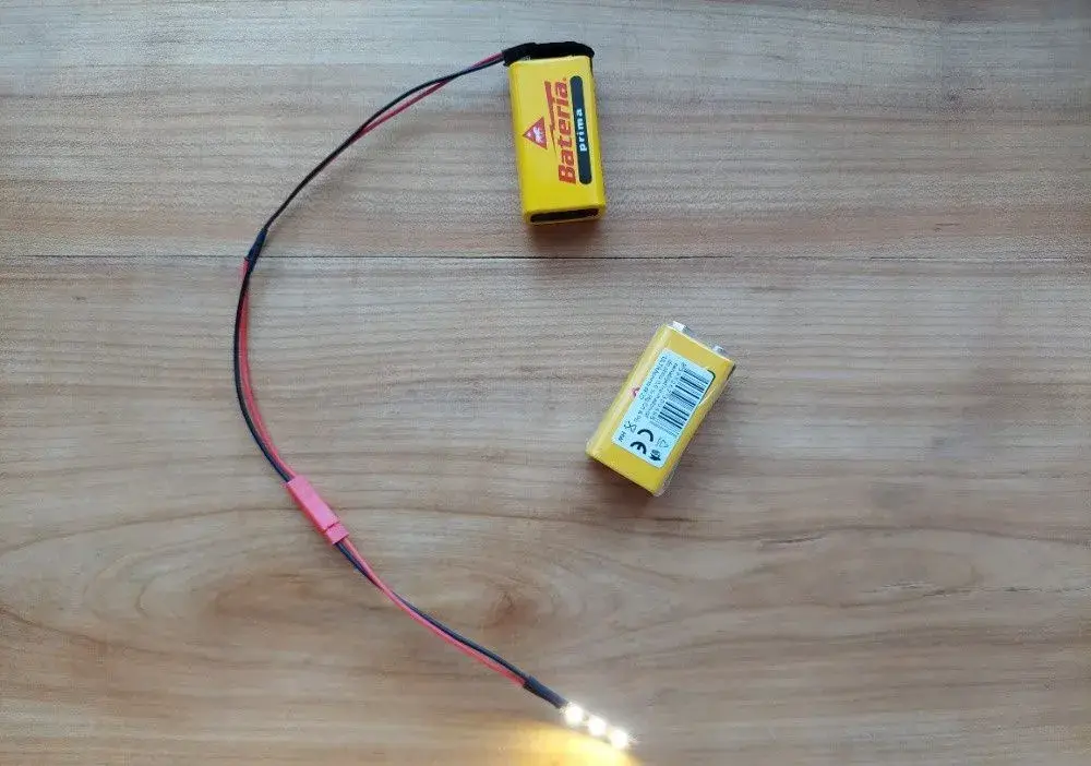 2 nová baterie + LED diody vhodné na tvoření -