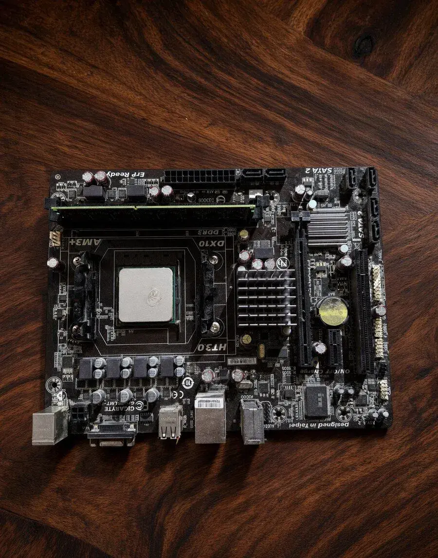 Gigabyte AM3+ deska + CPU mATX deska s procesorem v socketu