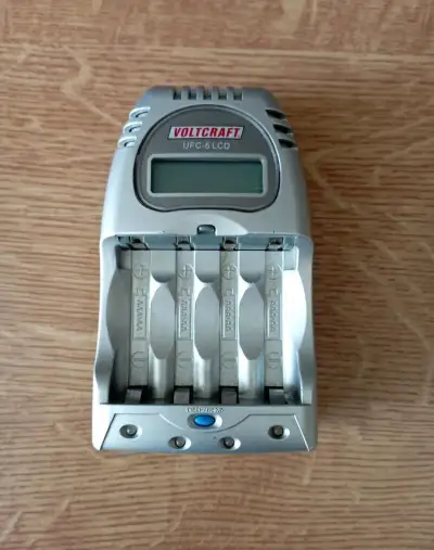 Nabíječka VOLTCRAFT UFC-5 LCD na AA/AAA akumulátory