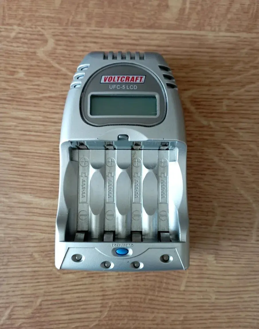 Nabíječka VOLTCRAFT UFC-5 LCD na AA/AAA akumulátory