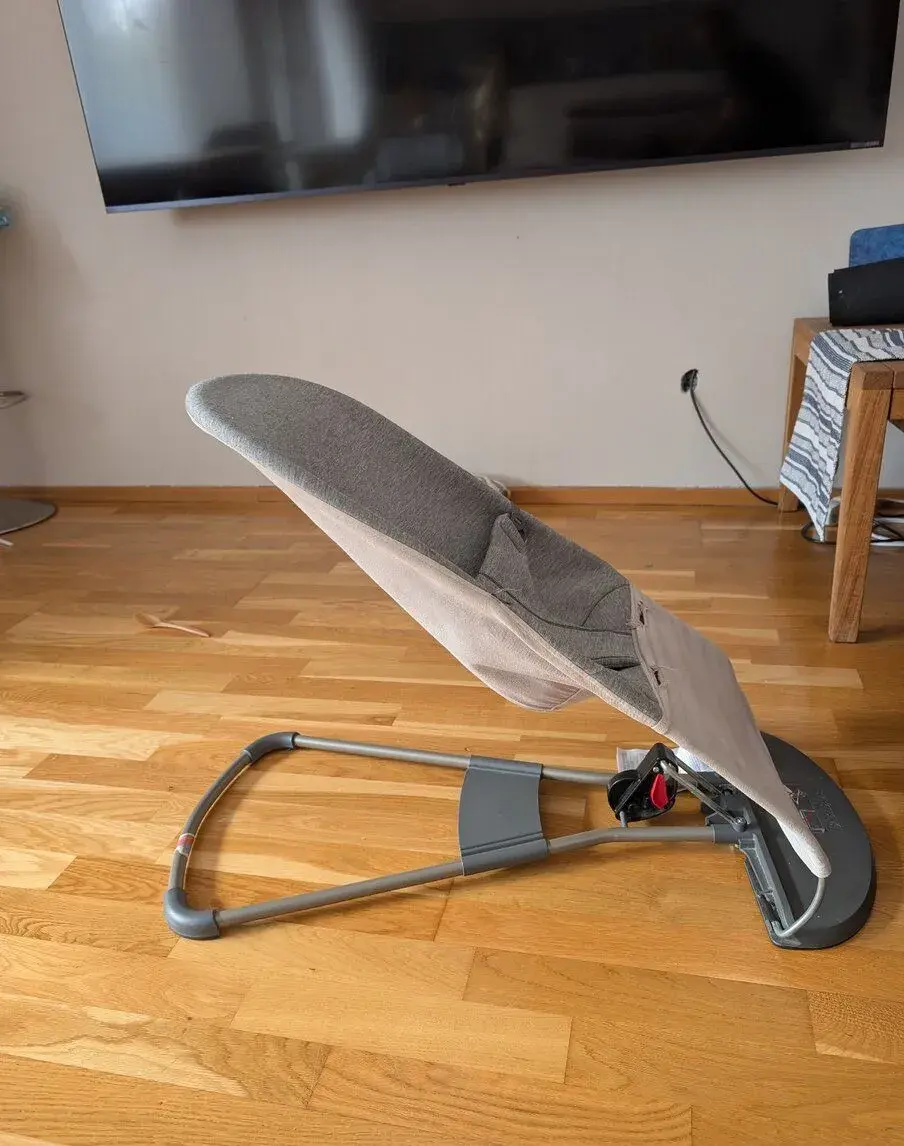 Polohovací lehátko BabyBjorn – šedá barva