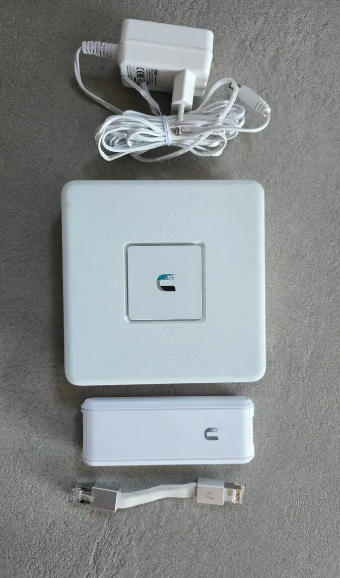 Ubiquiti UniFi Security Gateway - USG 3P + CloudKey UC-CK