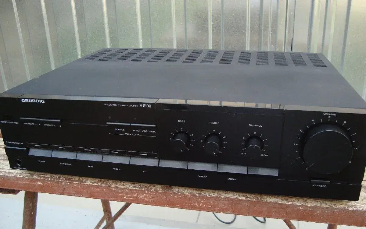 Grundig zesilovač