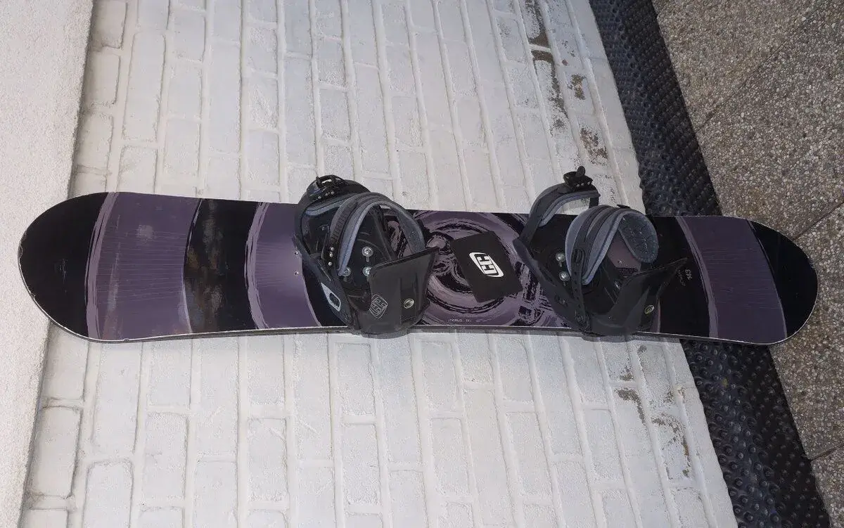 Málo jetý dětský snowboard 143 cm CrazyCreek + vázání Crazy