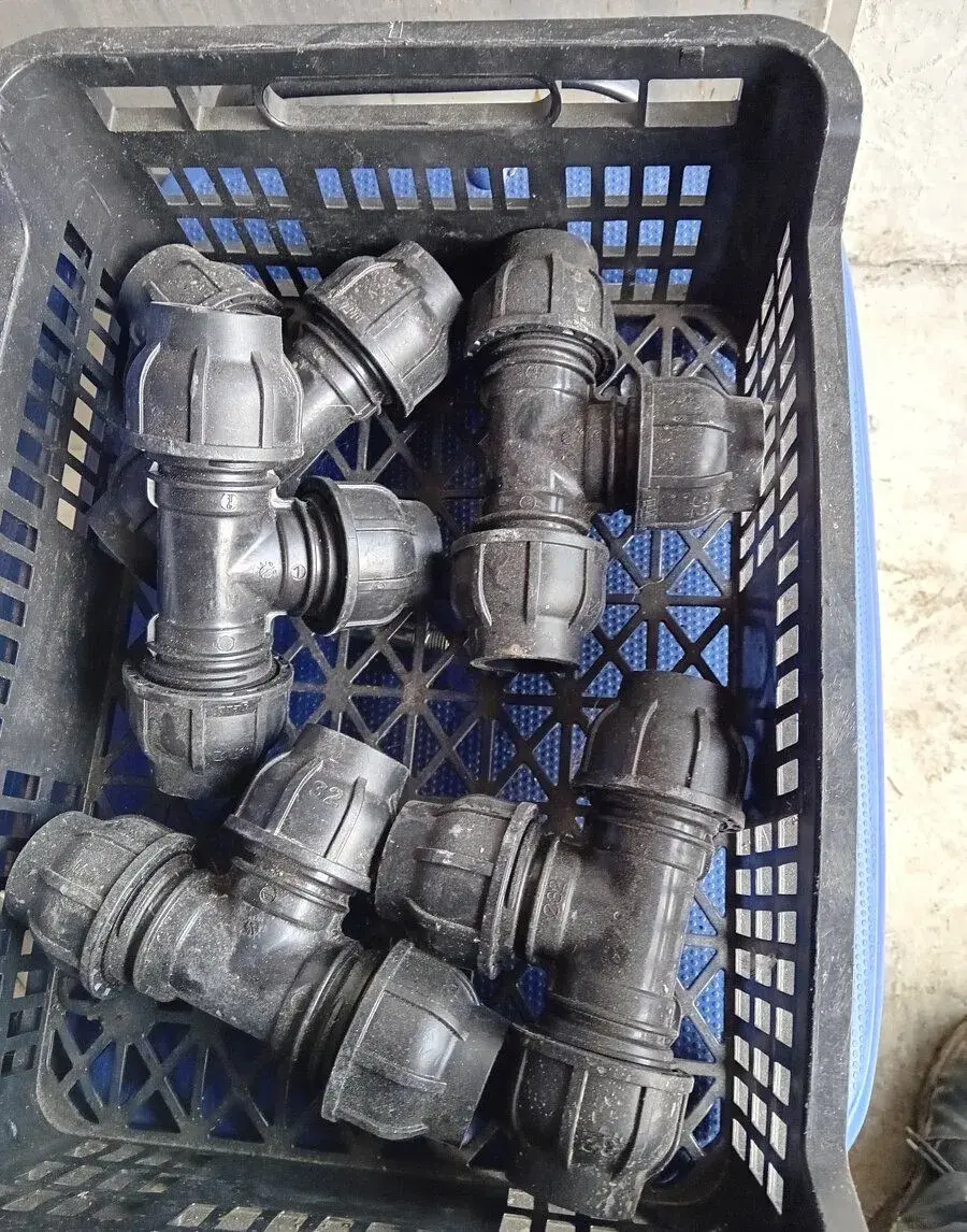 T kus svěrný