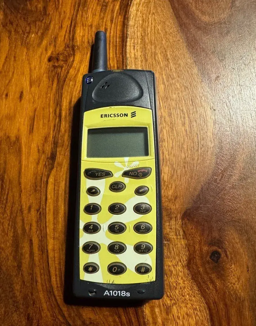 Vintage mobilní telefon Ericsson A1018s – sběratelský kousek