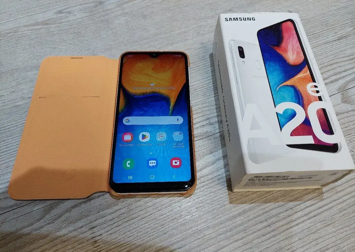 Samsung Galaxy A20e bílý