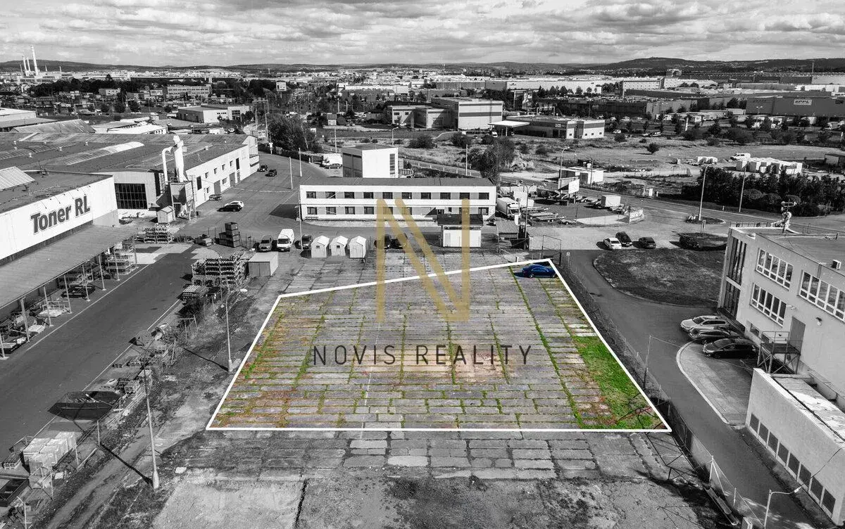 Pronájem zpevněné parkovací - skladovací plochy 1 500 m² – P