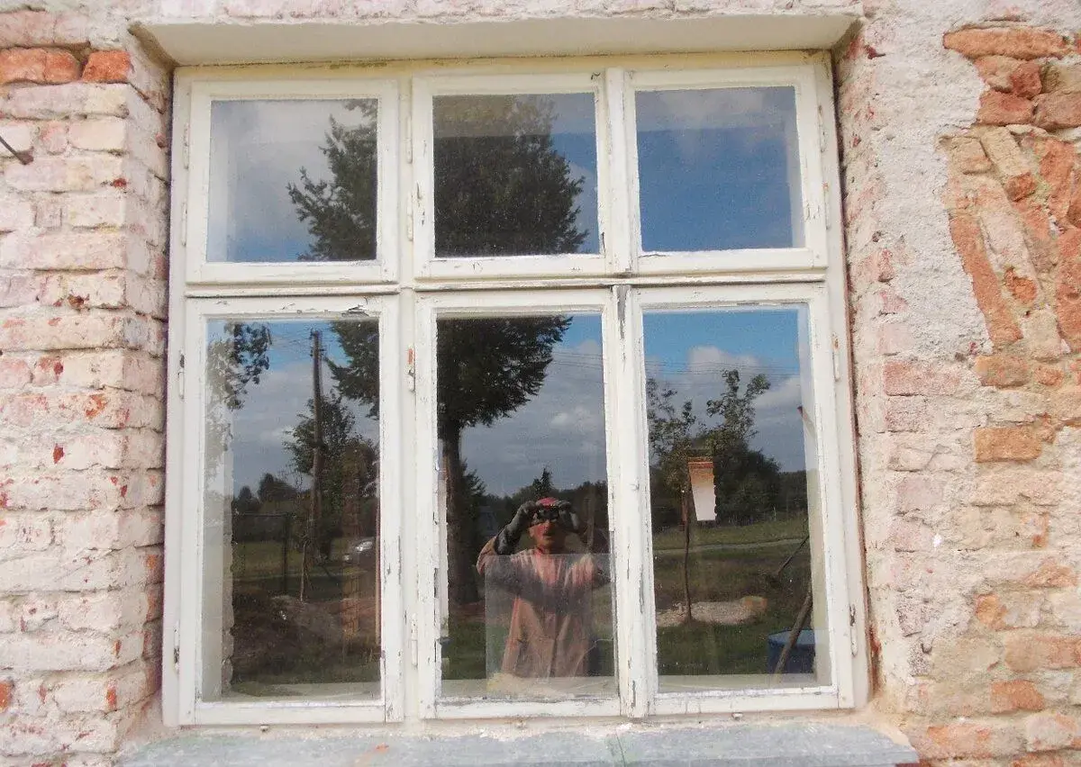 Okno špaletové 150/150 cm tojkřídlé s ventilacemi.