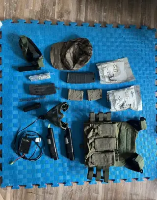 Airsoft zbraň s příslušenstvím