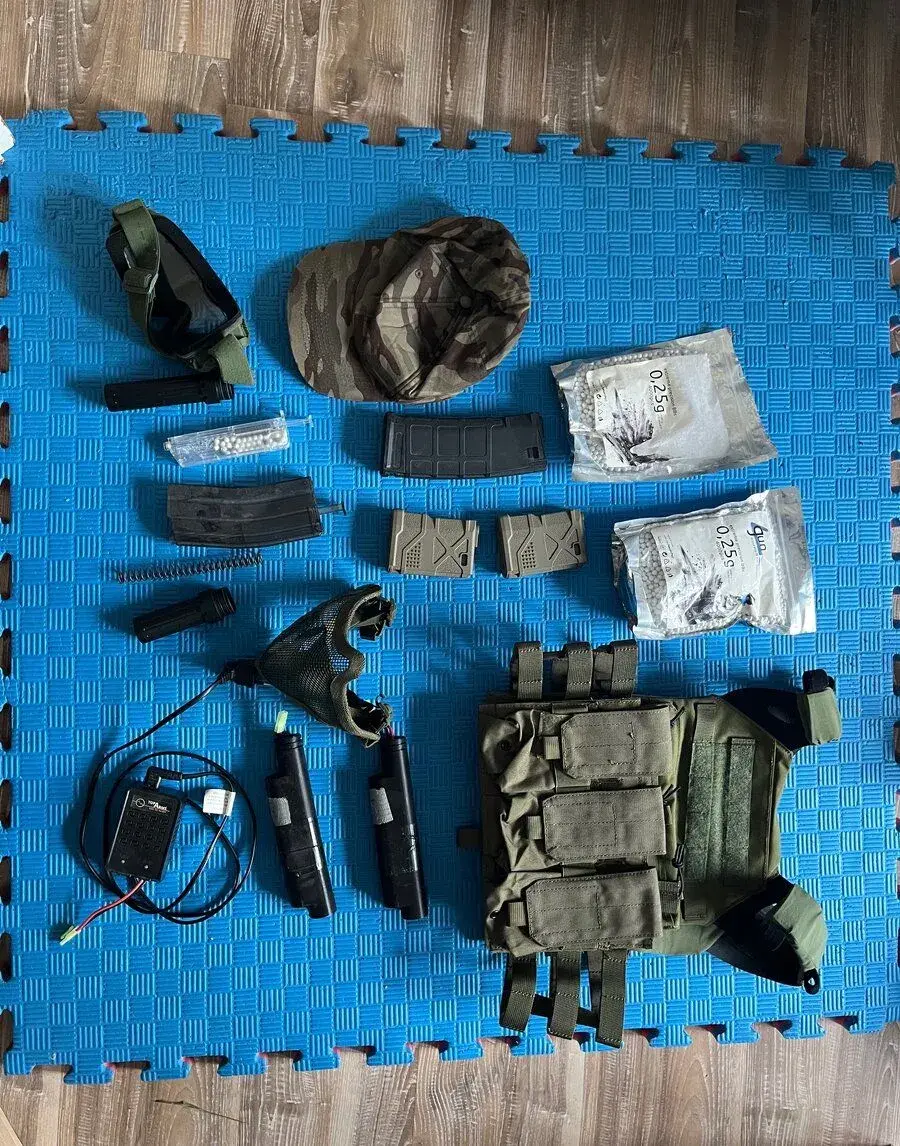 Airsoft zbraň s příslušenstvím