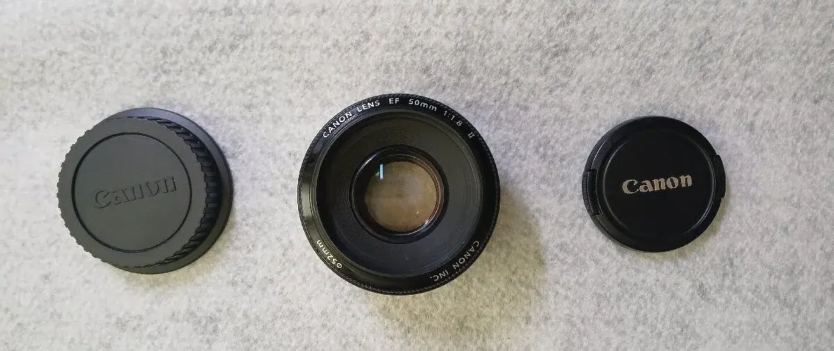 Canon EF 50mm 1:1.8 II a obě krytky
