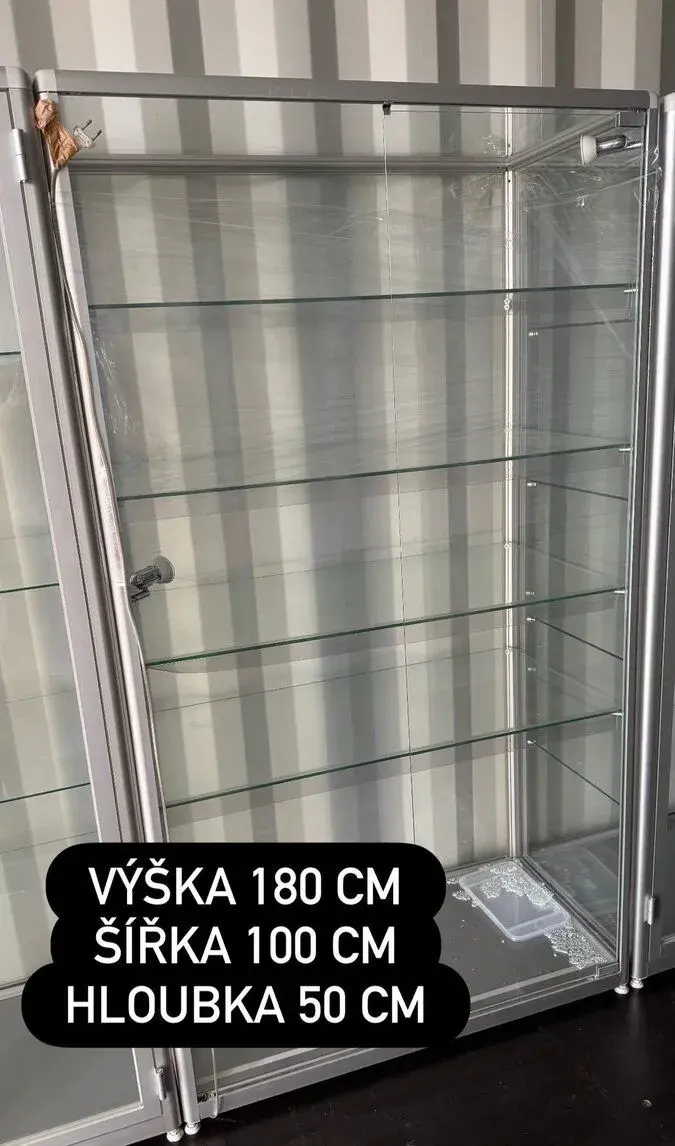 Skleněné podsvícené uzamykatelné vitríny