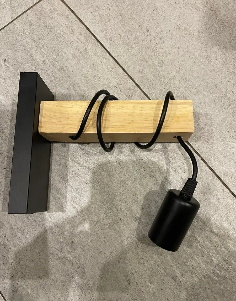 Designové nástěnné svítidlo – kombinace dřeva a černého kovu