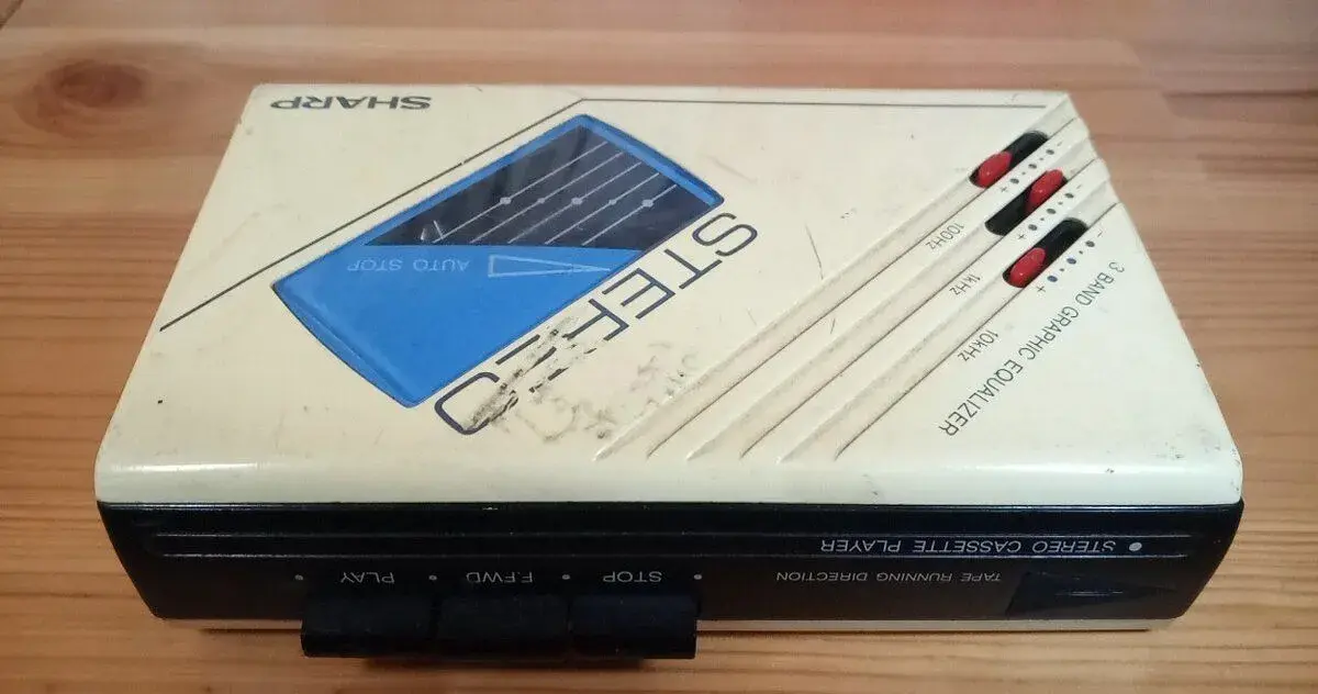 Walkman Sharp JC-104 (W) , ekvalizér 3 pásma, hraje, přetáčí