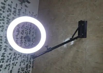 Profi kruhové LED světlo 18" s ramenem na zeď + držák