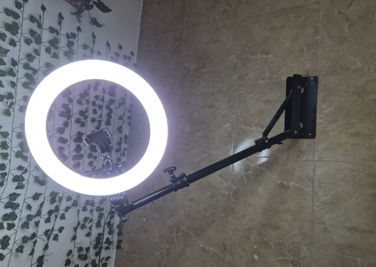 Profi kruhové LED světlo 18" s ramenem na zeď + držák